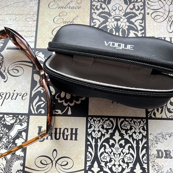 Vogue sunglasses and case no scratches - Picture 7 of 7